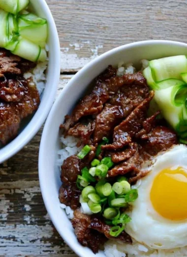 A bowl of easy beef bulgogi with marinated beef, vegetables, and rice.